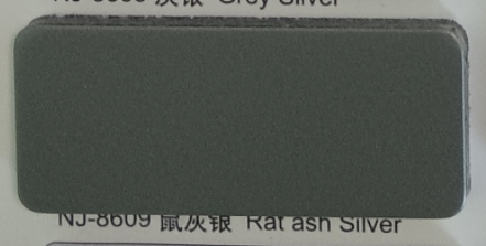 無地アルミ複合パネルと木目調アルミ複合パネルのコストの違いは何ですか